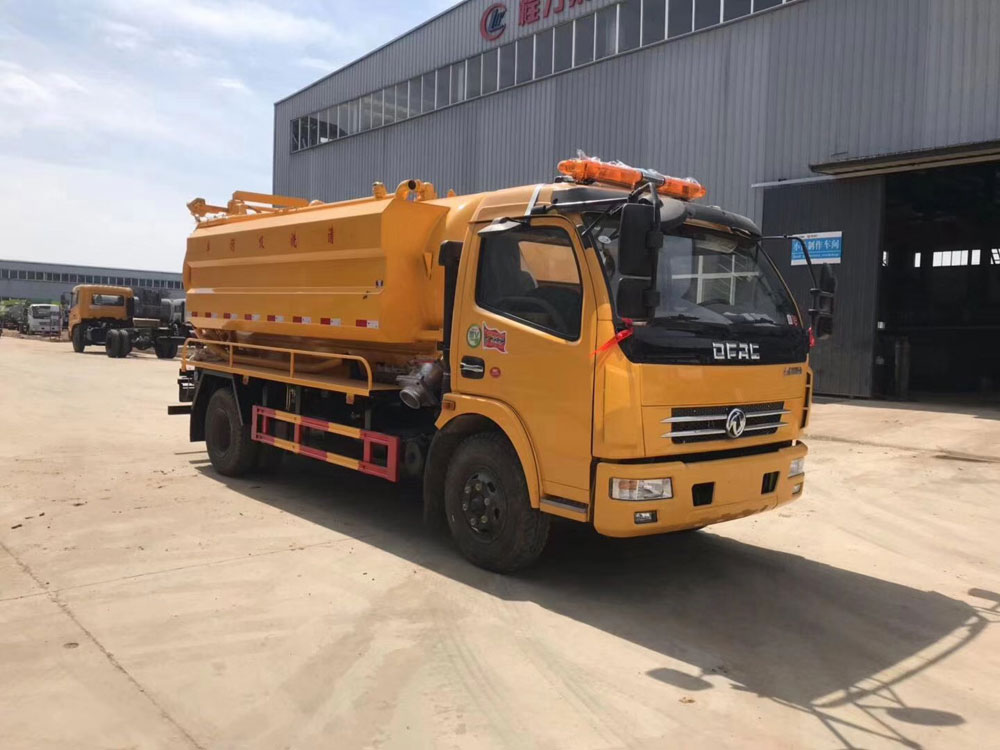 大多利卡清洗吸污車順利發(fā)車